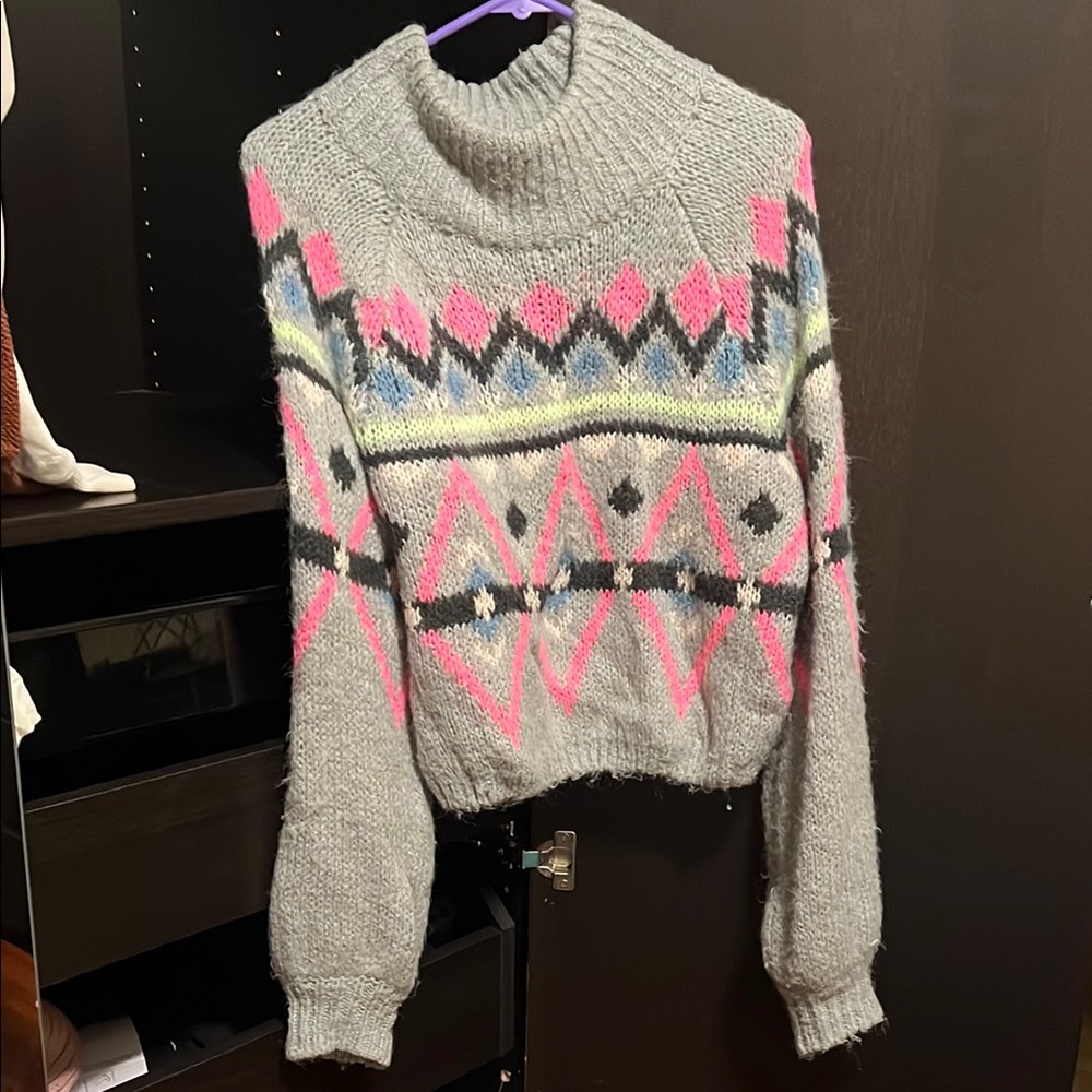 Hollister Cozy Gray and Pink Geometric Sweater